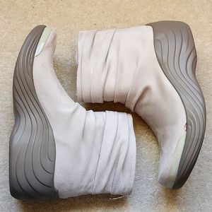 Bzees Grey Suede Ankle Platform Ankle Bootie Sz. 9